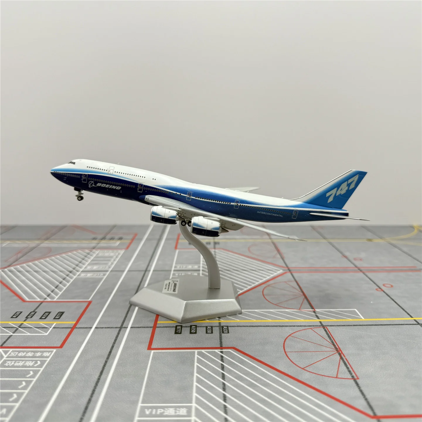 Boeing original factory B747-8 Airplane Model (1/400 Scale) - Image 12