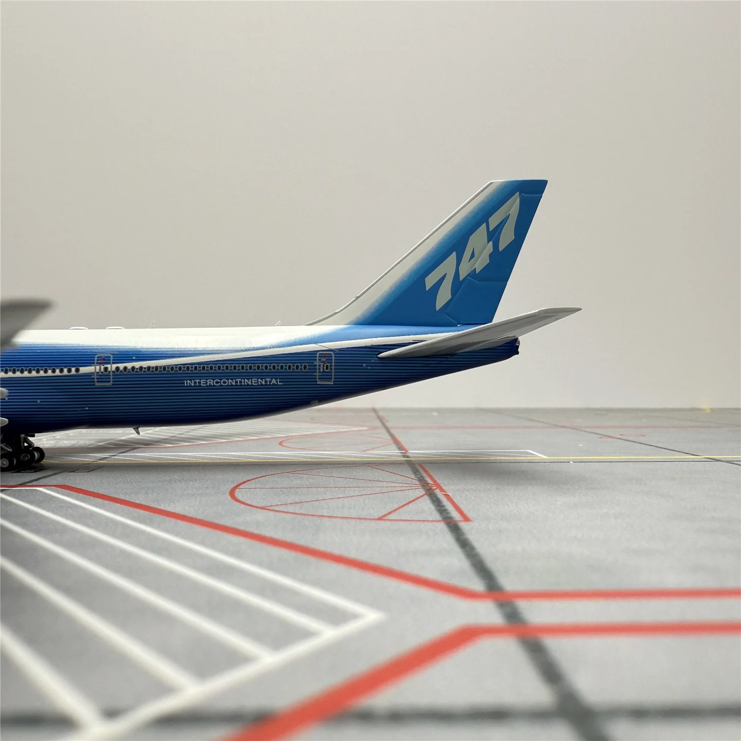 Boeing original factory B747-8 Airplane Model (1/400 Scale) - Image 18