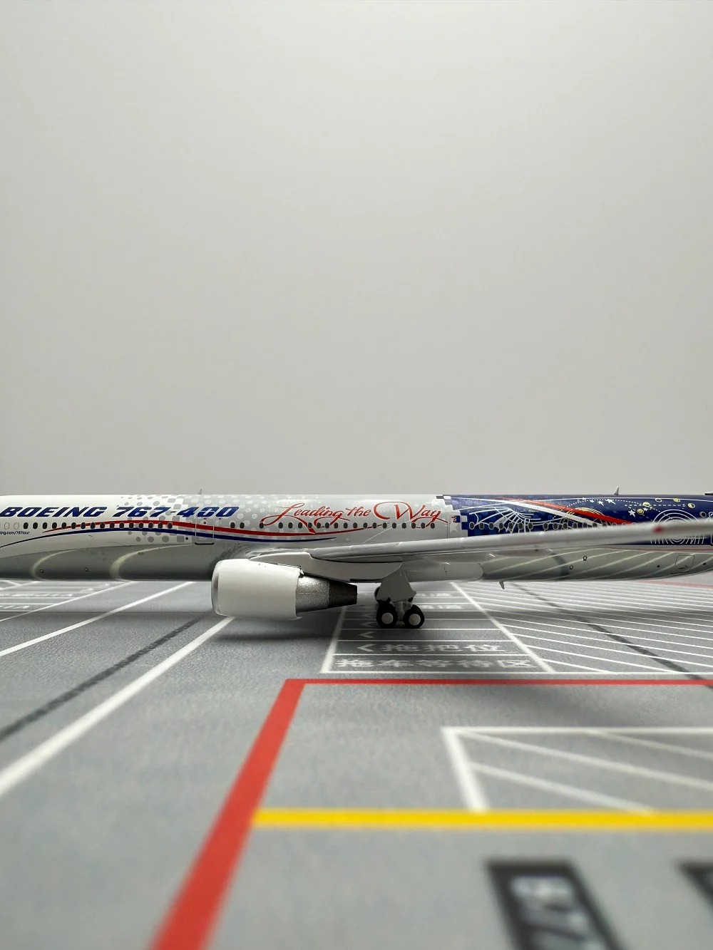 Boeing Original Paint B767-400ER N77066 Airplane Model (1:400 Scale) - Image 10