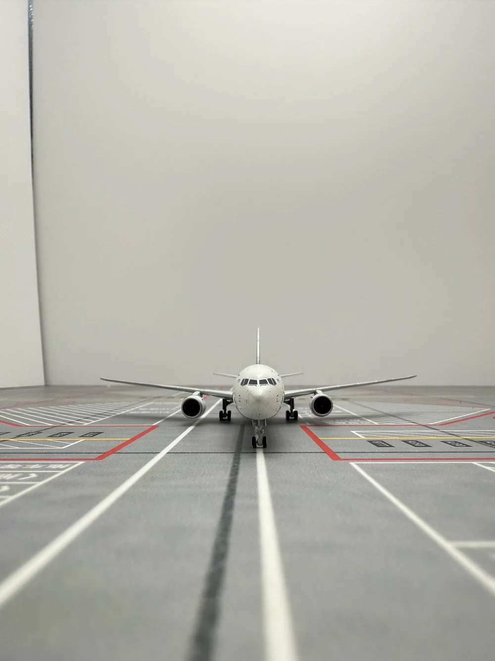 Boeing Original Paint B767-400ER N77066 Airplane Model (1:400 Scale) - Image 12