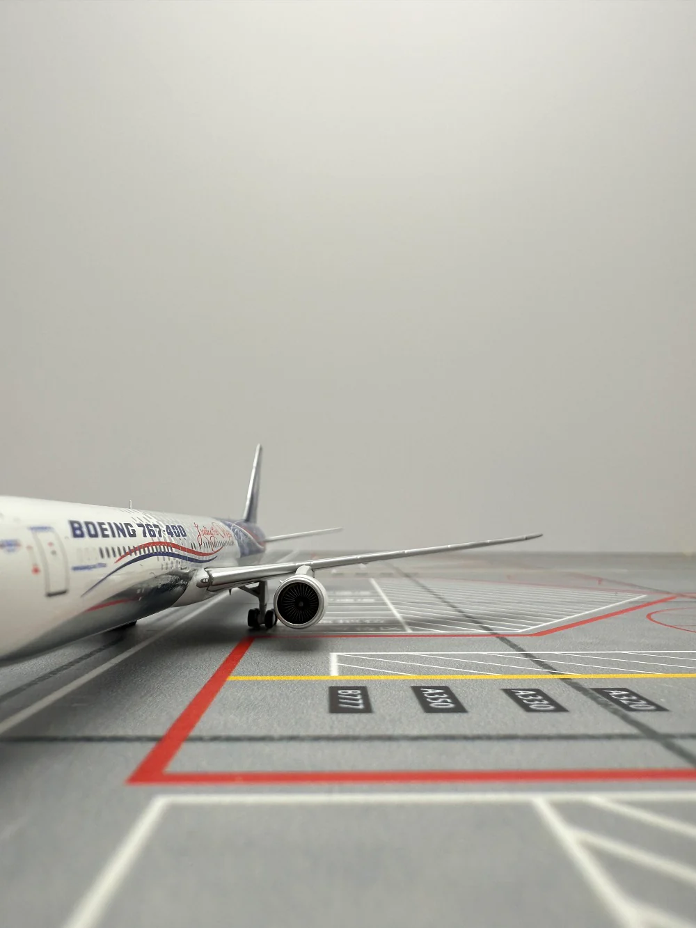 Boeing Original Paint B767-400ER N77066 Airplane Model (1:400 Scale) - Image 13