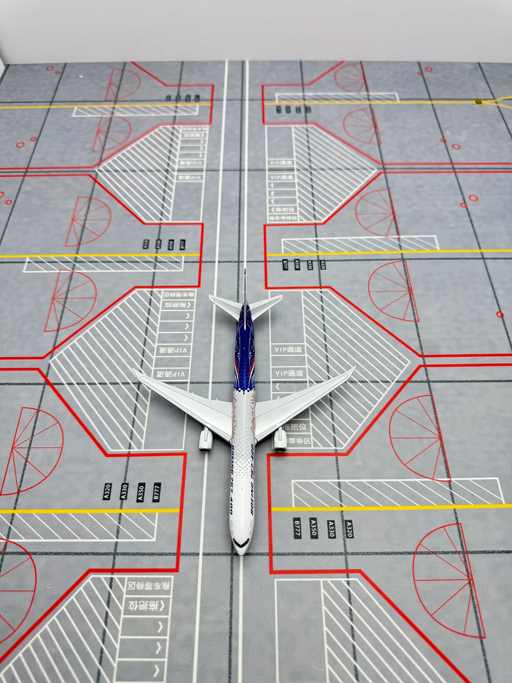 Boeing Original Paint B767-400ER N77066 Airplane Model (1:400 Scale) - Image 14