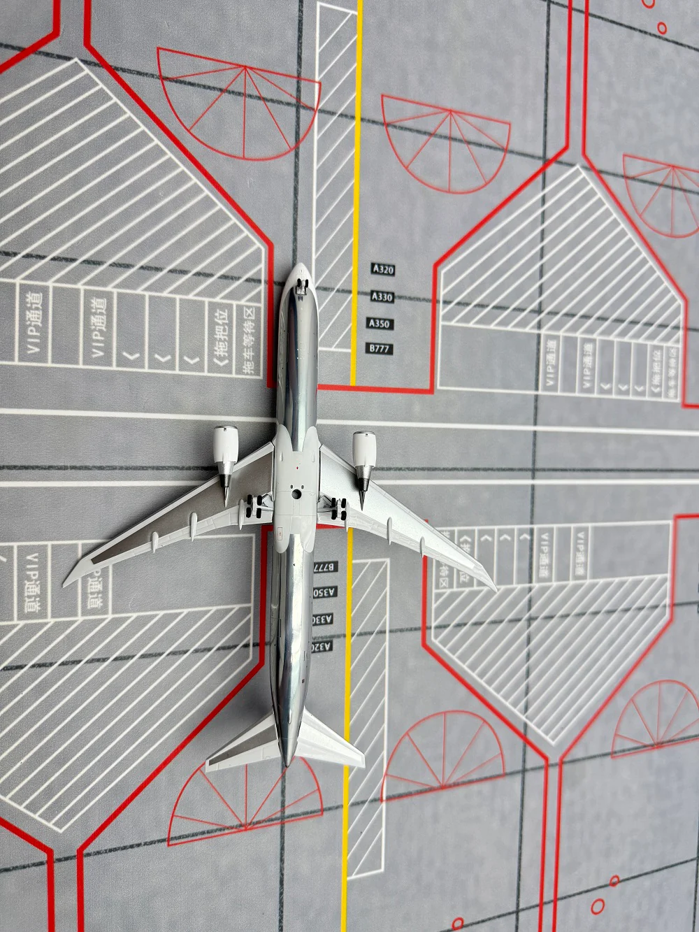 Boeing Original Paint B767-400ER N77066 Airplane Model (1:400 Scale) - Image 15