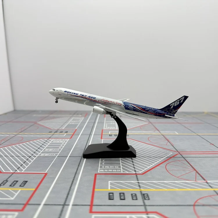 Boeing Original Paint B767-400ER N77066 Airplane Model (1:400 Scale) - Image 18