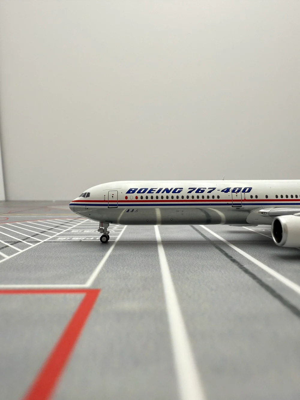 Boeing Original Paint B767-400ER N77066 Airplane Model (1:400 Scale) - Image 3