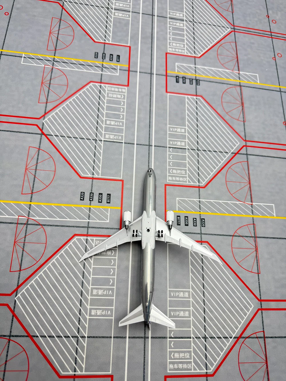 Boeing Original Paint B767-400ER N77066 Airplane Model (1:400 Scale) - Image 6