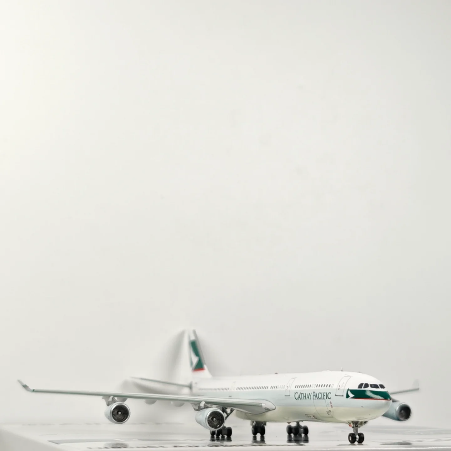 Cathay Pacific Airbus A340-300 B-HMX  Airplane Model 1/400 Scale - Image 12