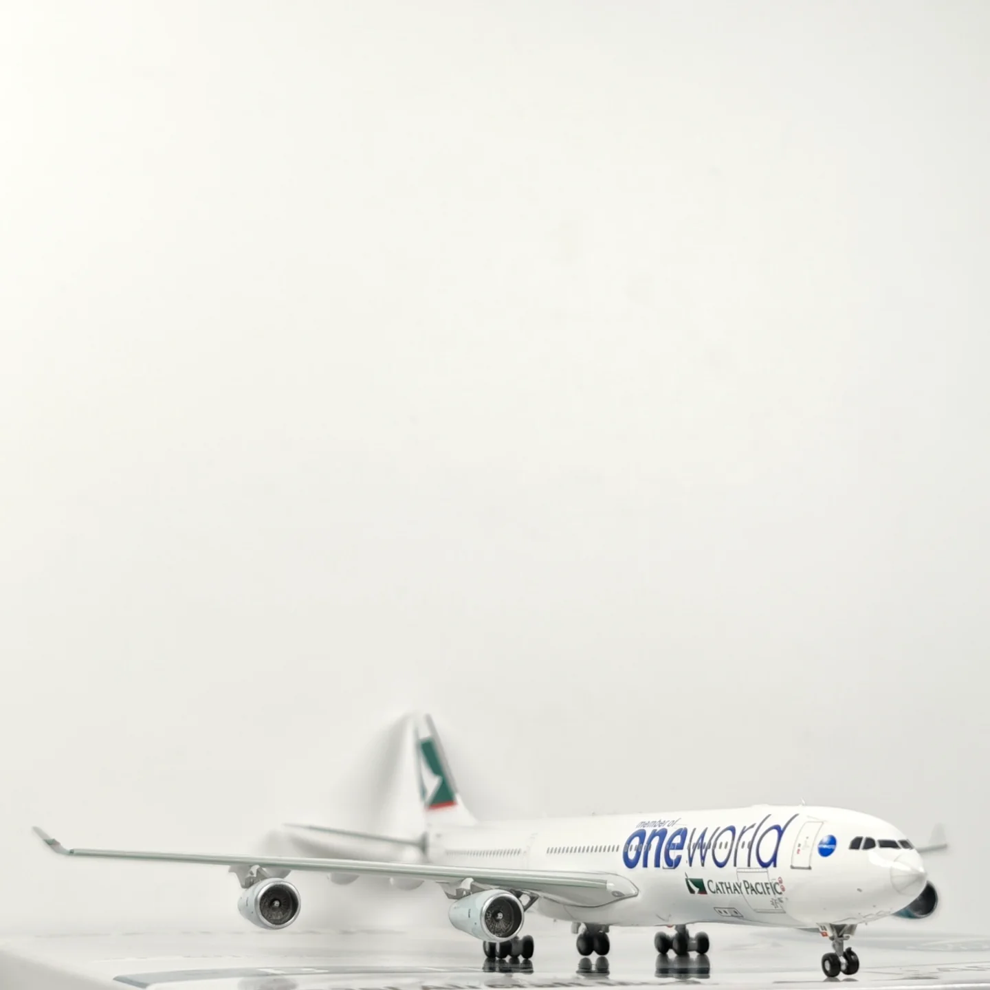 Cathay Pacific Airbus A340-300 B-HXG Airplane Model 1/400 Scale - Image 14