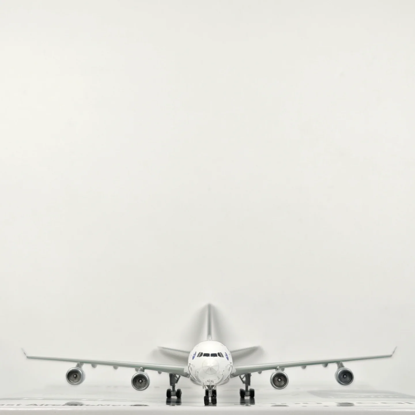 Cathay Pacific Airbus A340-300 B-HXG Airplane Model 1/400 Scale - Image 15