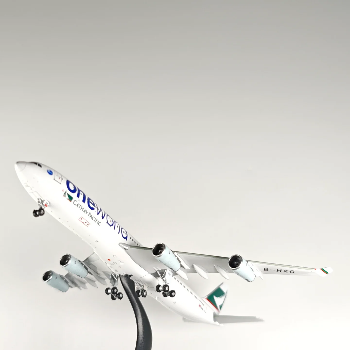 Cathay Pacific Airbus A340-300 B-HXG Airplane Model 1/400 Scale - Image 8