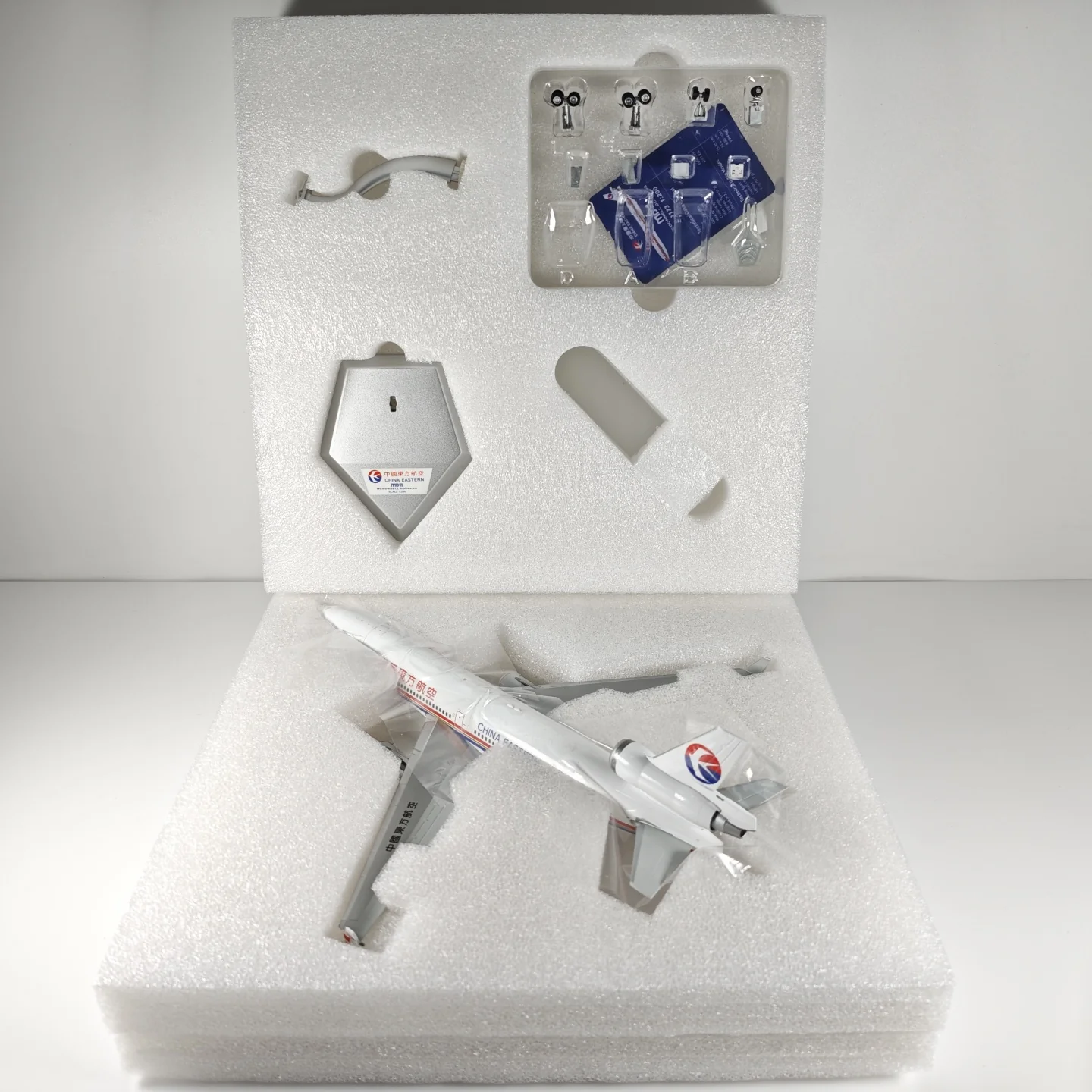 China Eastern Airlines McDonnell Douglas MD-11 B-2173 Airplane Model (1/200 Scale) - Image 5