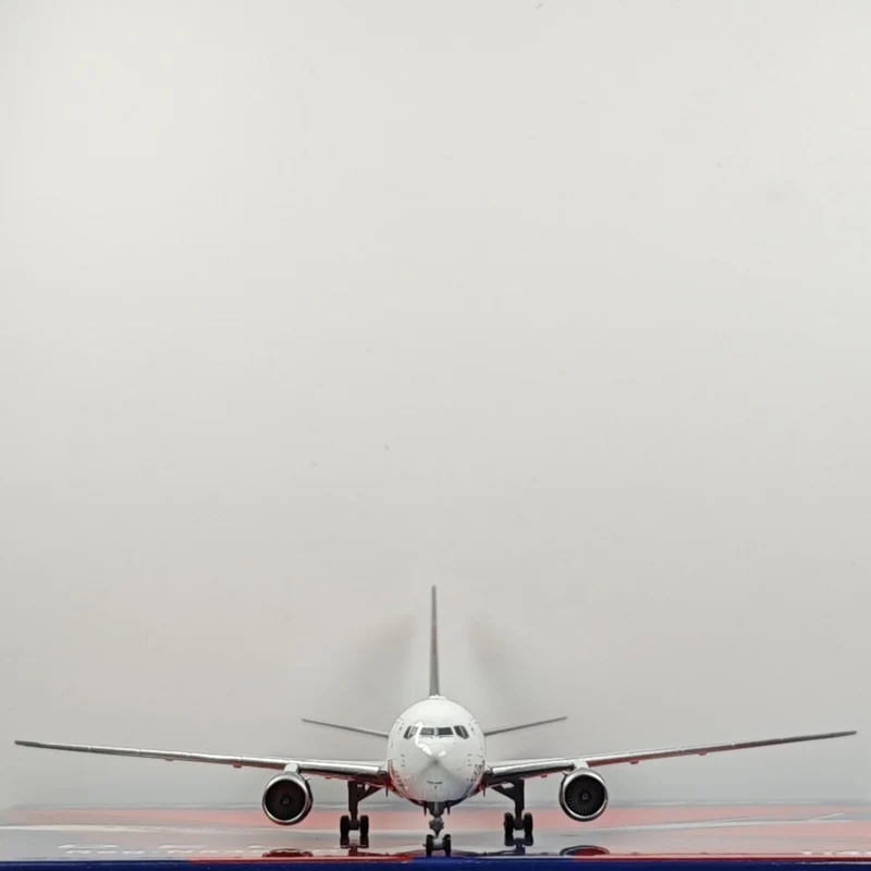 Delta Airlines (Delta Air Lines) Boeing B767-400 N845MH Airplane Model (1:400 Scale) - Image 8