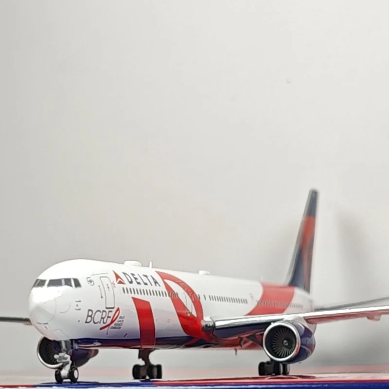 Delta Airlines (Delta Air Lines) Boeing B767-400 N845MH Airplane Model (1:400 Scale) - Image 9