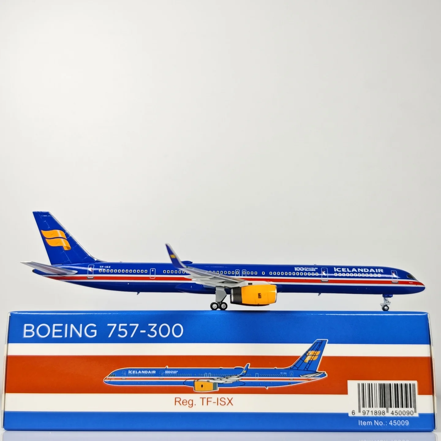 ICELAND AIR Boeing B757-300 N757AF Airplane Model (1:400 Scale) - Image 6
