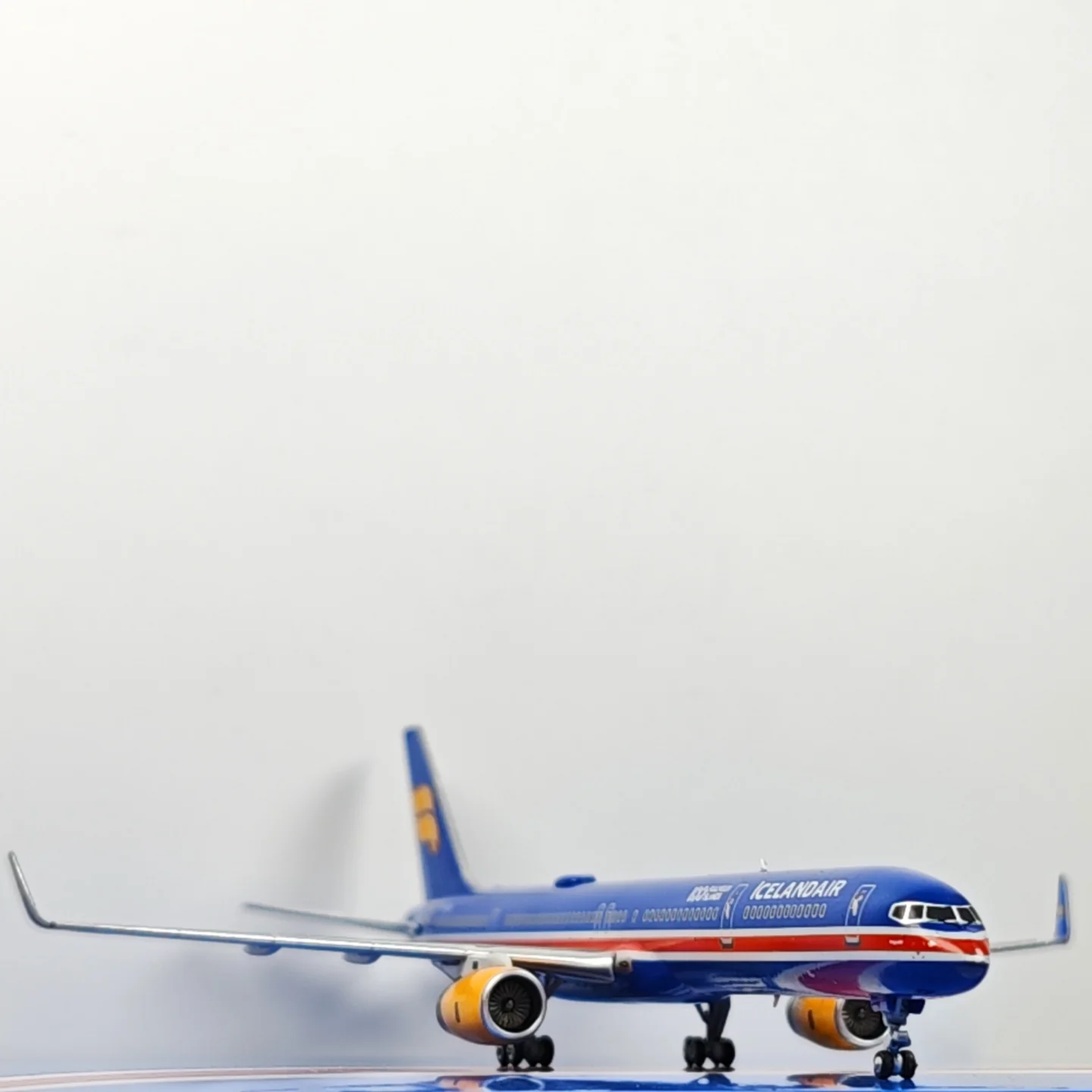 ICELAND AIR Boeing B757-300 N757AF Airplane Model (1:400 Scale) - Image 7