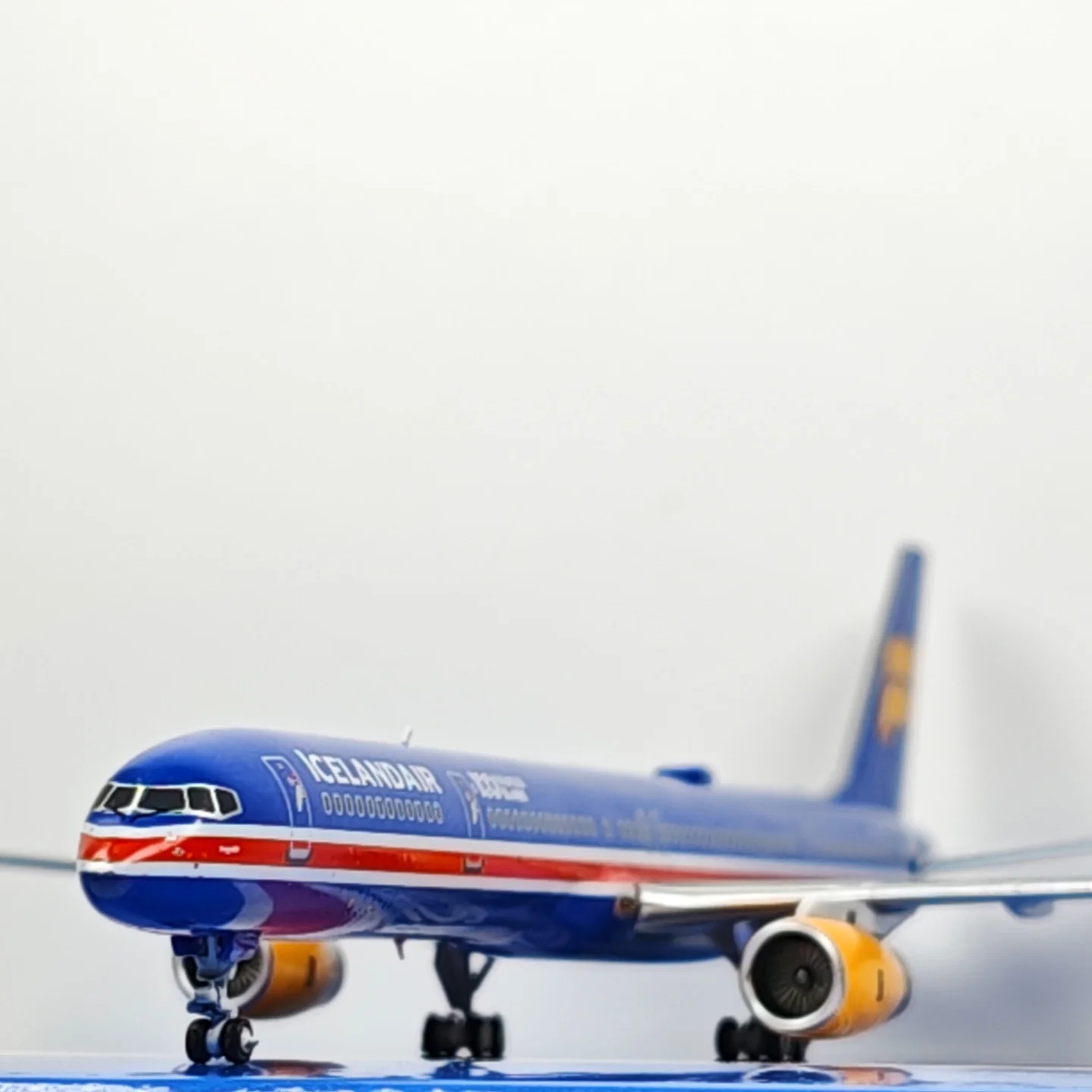 ICELAND AIR Boeing B757-300 N757AF Airplane Model (1:400 Scale) - Image 9