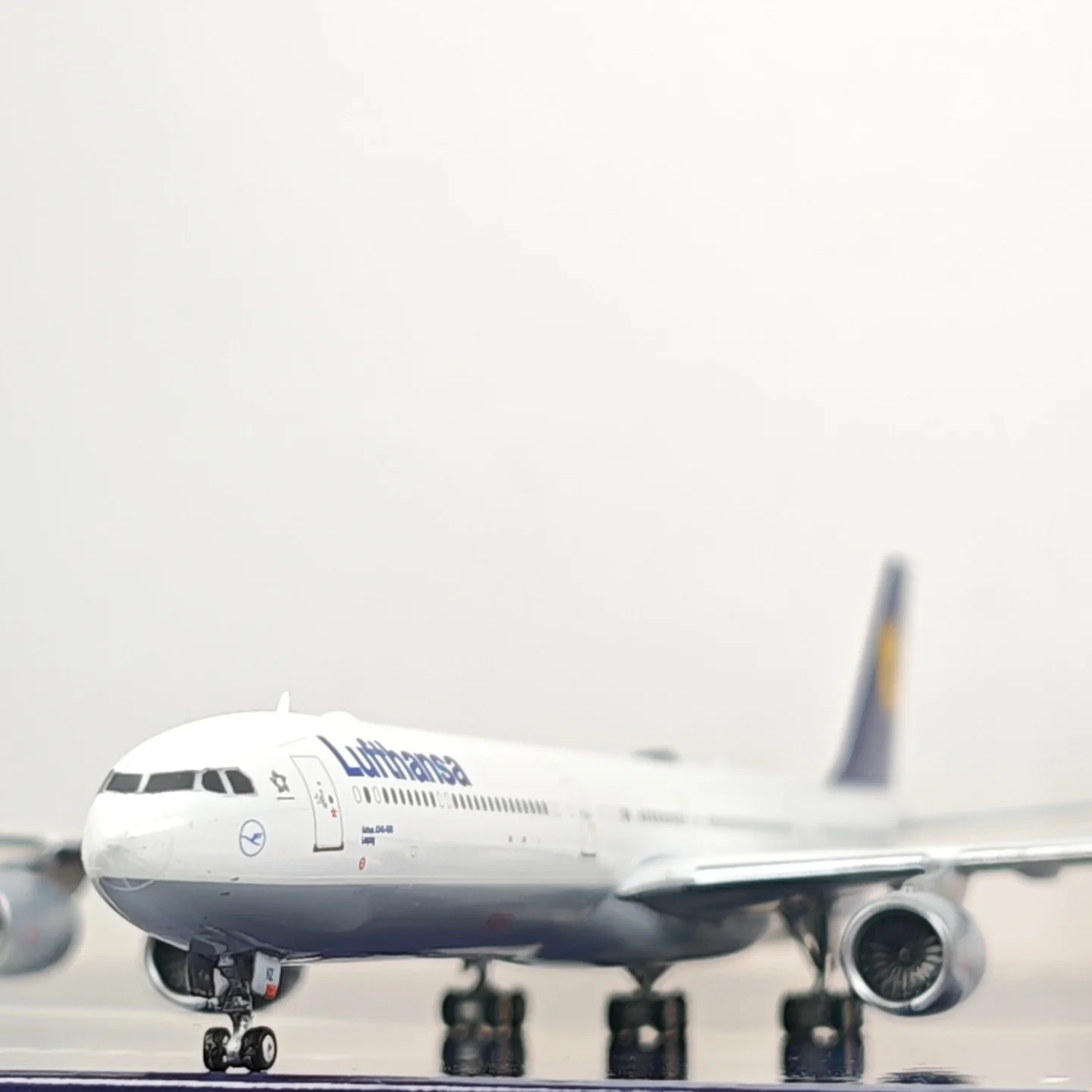 Lufthansa Airlines Airbus A340-600 D-AIHZ Airplane Model 1/400 Scale - Image 10