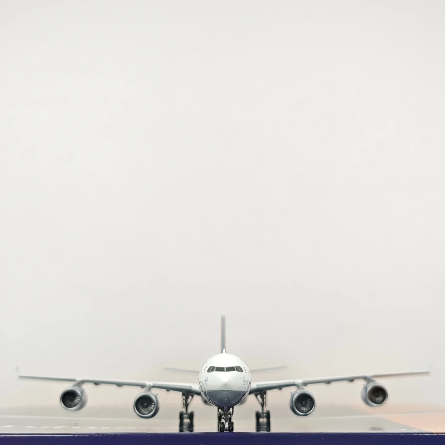 Lufthansa Airlines Airbus A340-600 D-AIHZ Airplane Model 1/400 Scale - Image 9