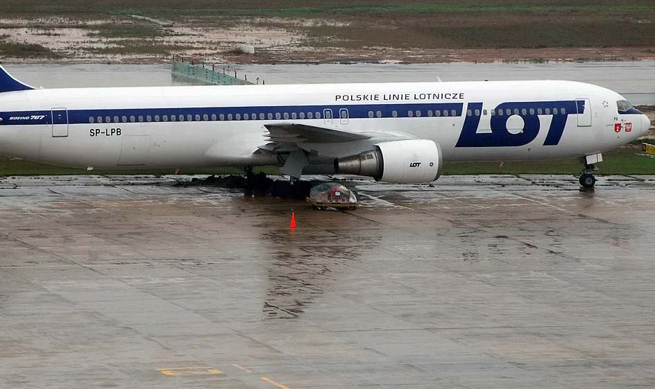 Polish Airlines Boeing 767-300ER SP-LPB Airplane Model (1:400 Scale) - Image 3
