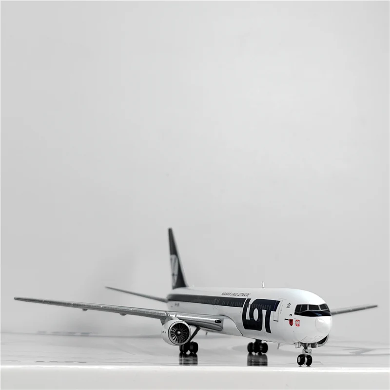 Polish Airlines Boeing 767-300ER SP-LPB Airplane Model (1:400 Scale) - Image 9