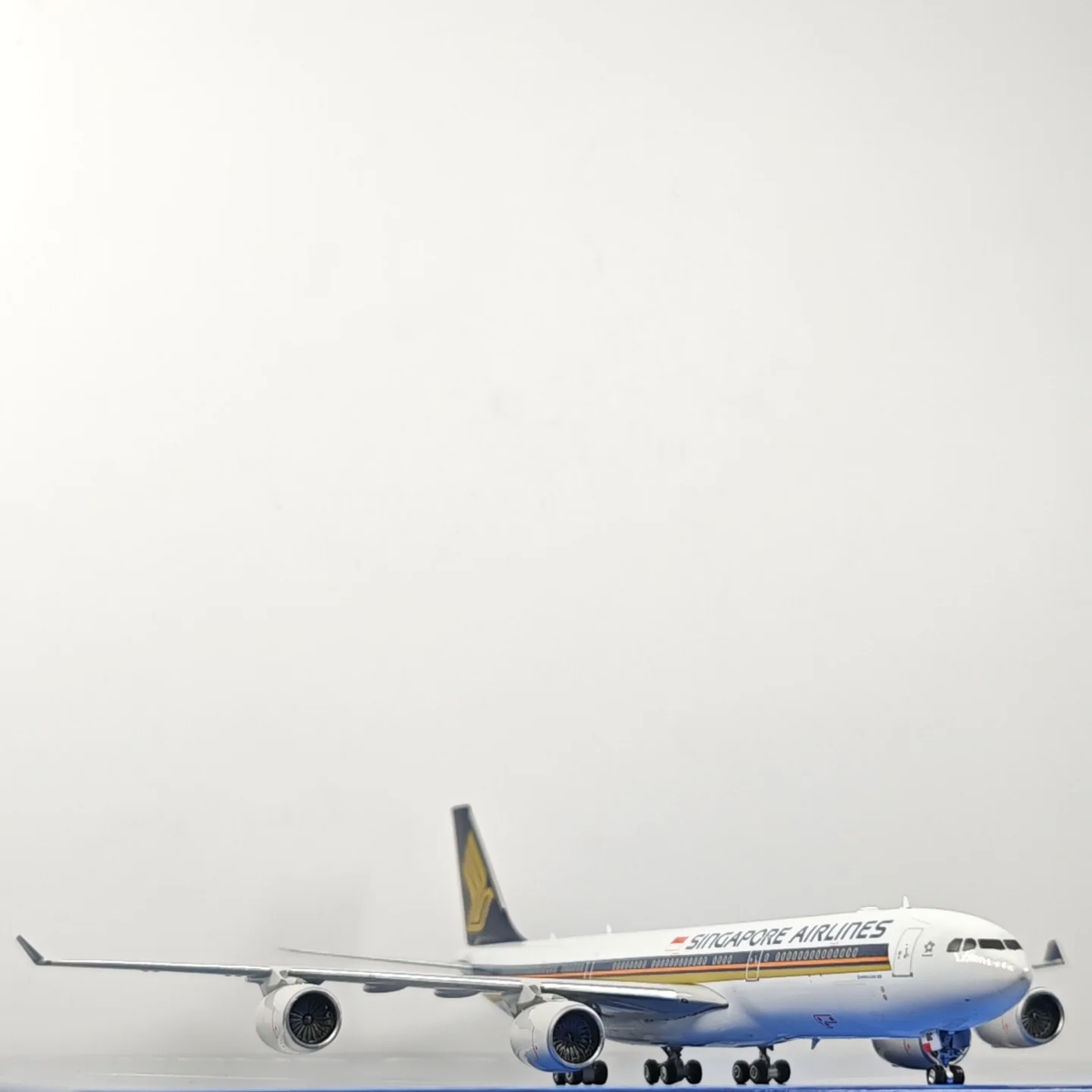 Singapore Airlines Airbus A340-500 9V-SGC Airplane Model 1/400 Scale - Image 7