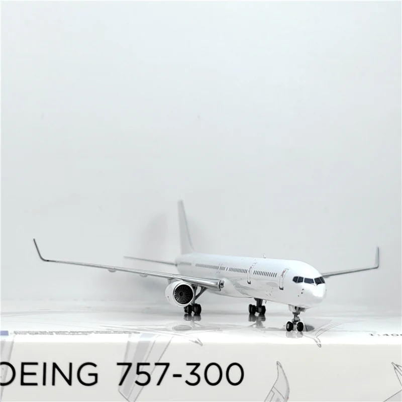 White Boeing B757-300 Airplane Model (1:400 Scale) - Image 7