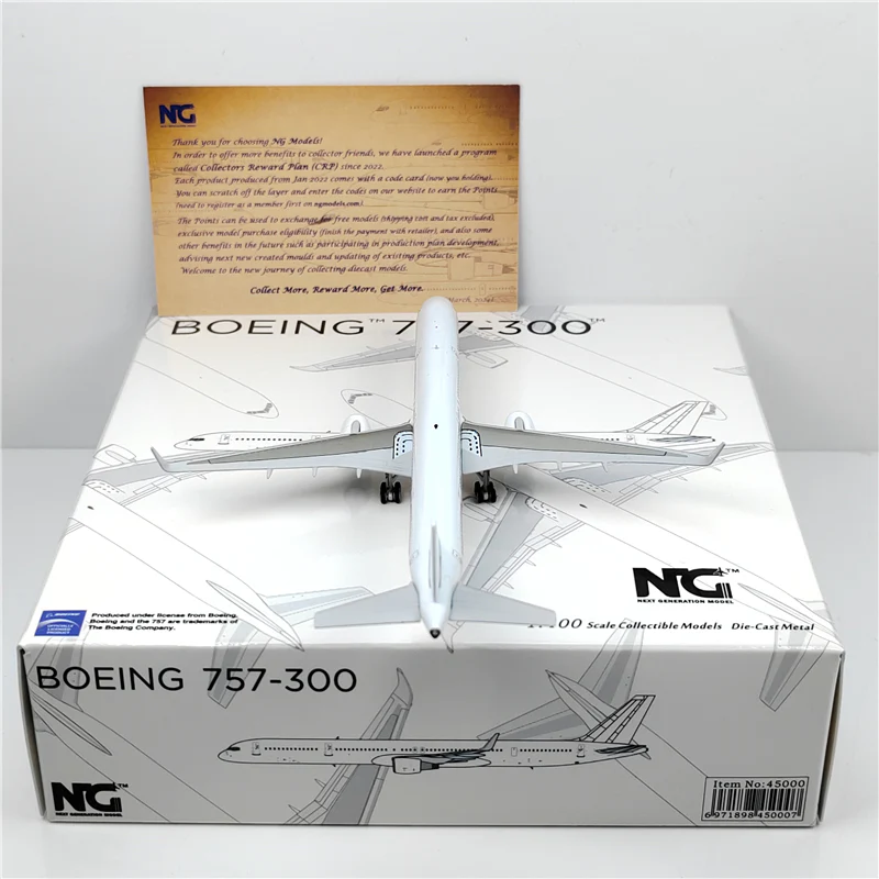 White Boeing B757-300 Airplane Model (1:400 Scale) - Image 9